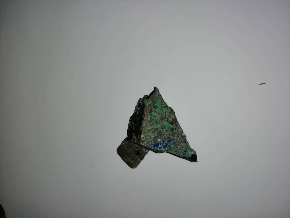 Природный минерал Азурит.