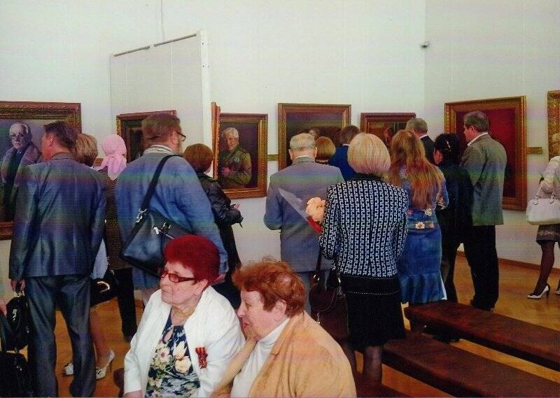 Фотография цветная. Зрители на открытии выставки А. Шилова «Они сражались за Родину» в Севастопольском художественном музее.