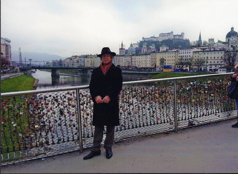 Фотография цветная. А.М. Шилов на мосту через реку Зальцах