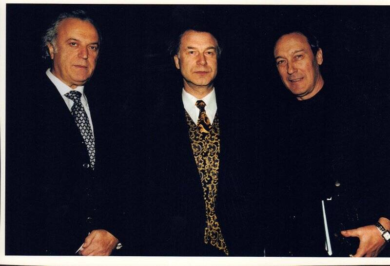 Фотография цветная. А.М. Шилов с поэтом И.Р. Резником и актером О.И. Янковским