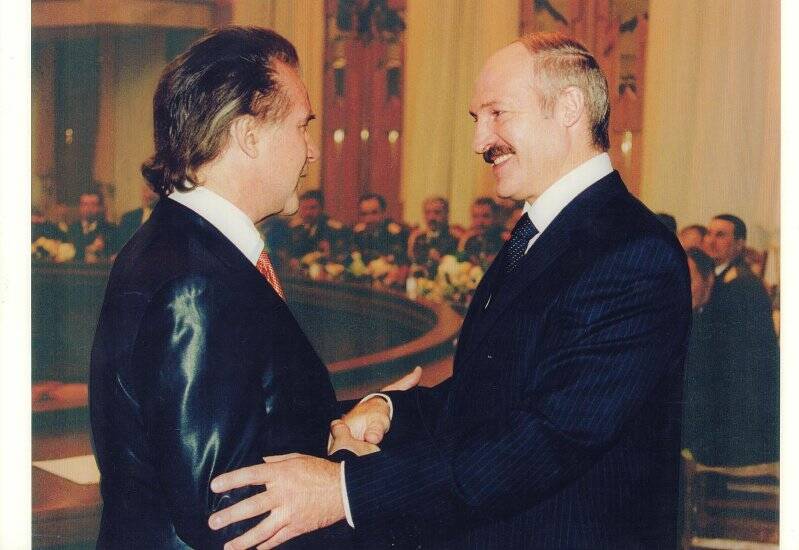 Фотография цветная. Президент Республики Беларусь награждает А.М. Шилова орденом Франциска Скорины