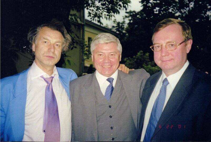 Фотография цветная. А.М. Шилов с гостями Галереи в скверике у Боровицкой площади