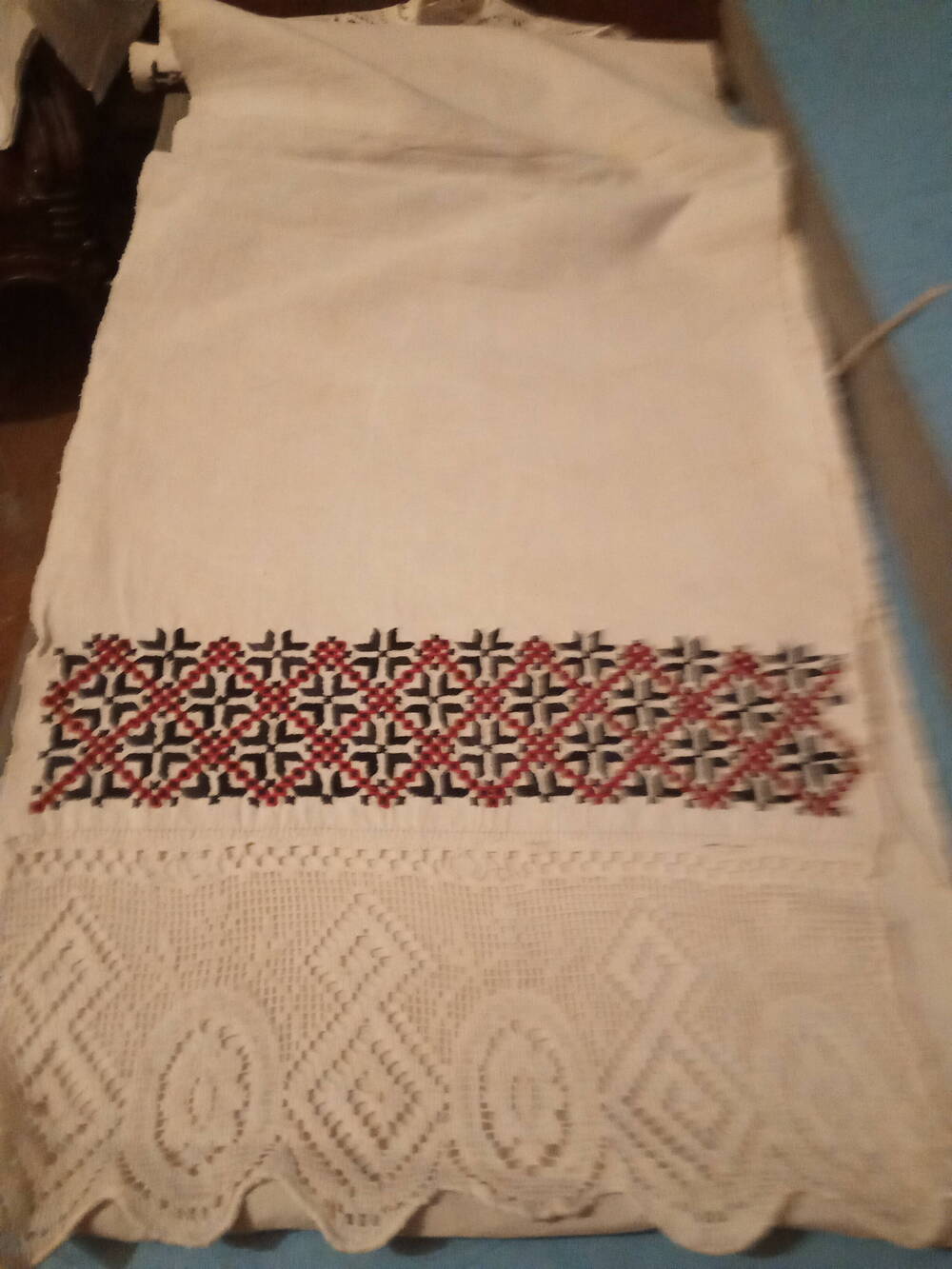 Рушник домотканый с вышивкой (растительный орнамент) и кружевом.