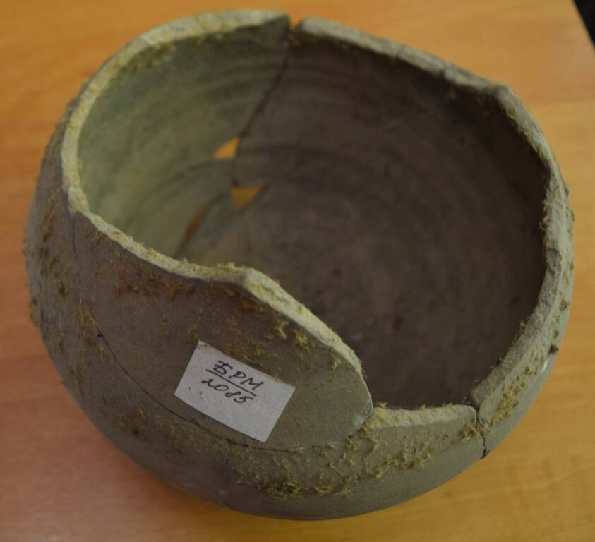 Кувшина сероглиняного кружального фрагмент нижней части без тулова, склеен из множества фрагментов.  IV тыс.  до н. э.