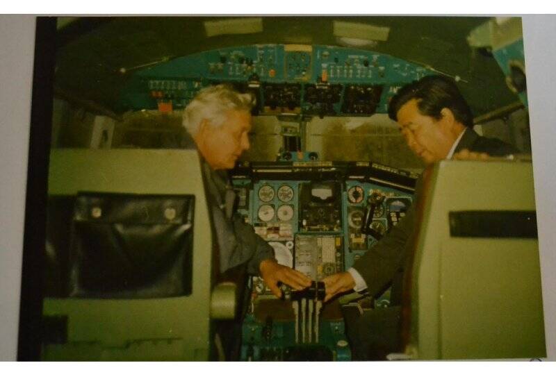 Фотография. Сиразетдинов Т. в кабине  самолета с китайским коллегой