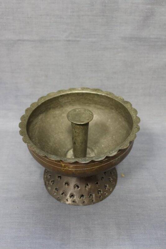 Пепельница (такатука), внутри луженая, в виде вазы на ножке с простым ажурным орнаментом.