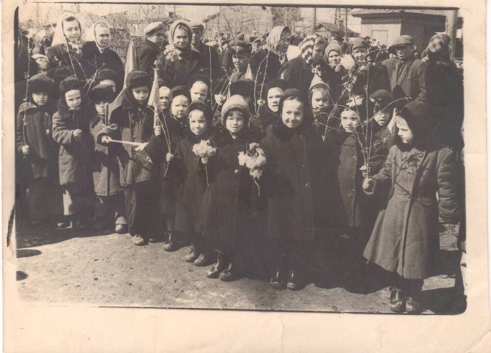 Фотография. Воспитанники детского дома на первомайской демонстрации