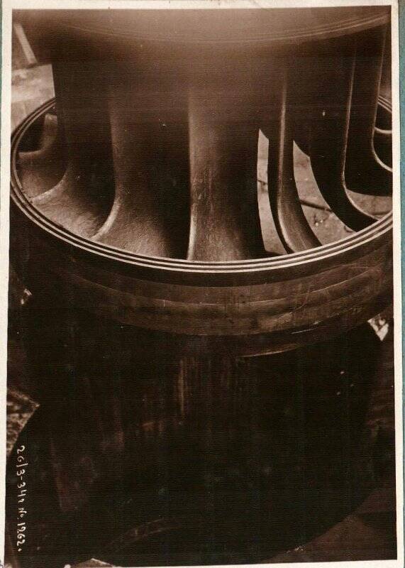 Фото черно-белое. Рабочее колесо турбины перед спуском в шахту.