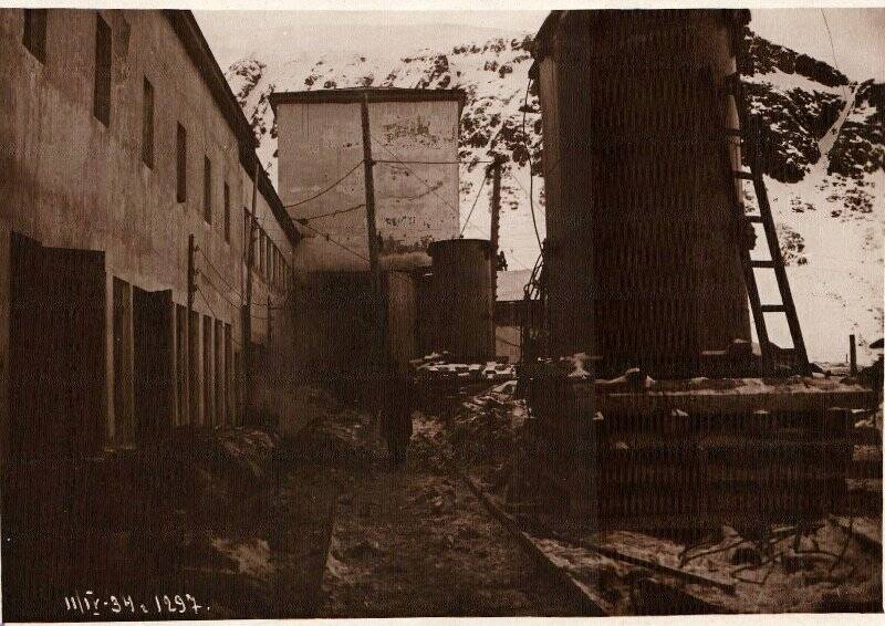 Фото черно-белое. Фасад закрытой части Хибинской подстанции.