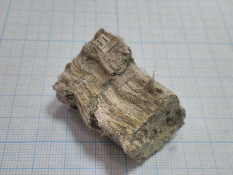 Минерал. Асбест, из коллекции  минералов и горных пород