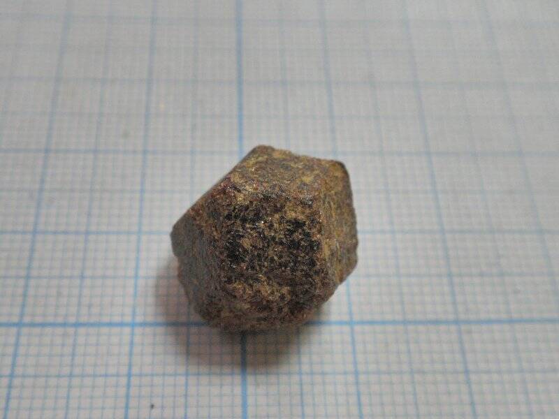 Минерал. Гранат, из коллекции  минералов и горных пород