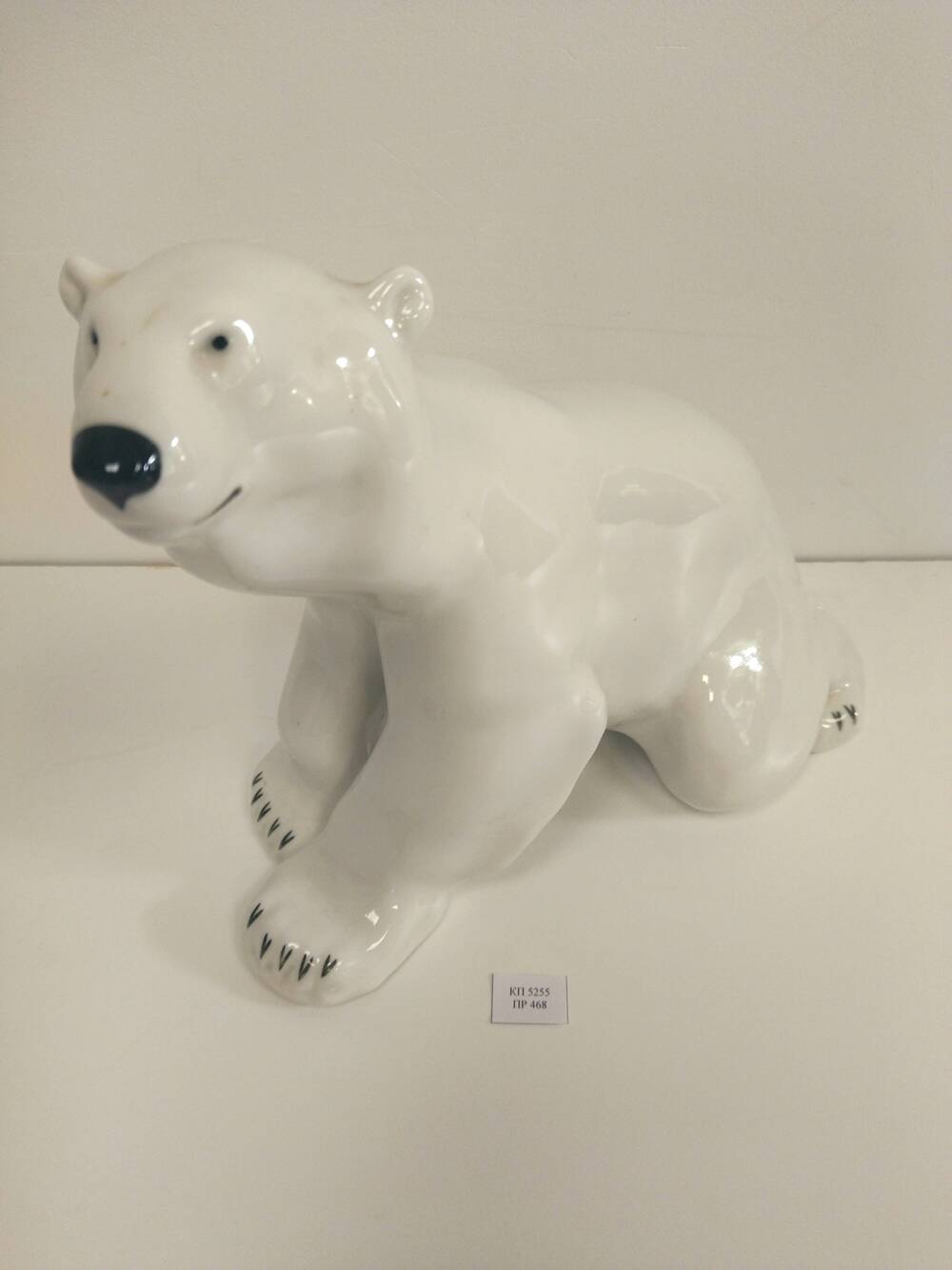 Статуэтка белого медведя