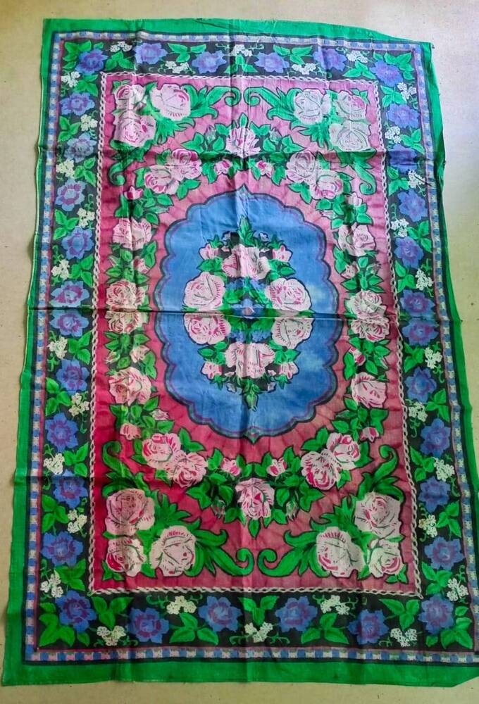 Ковер прямоугольной формы, тканевый с орнаментом в виде розовых роз и синих цветов по краям