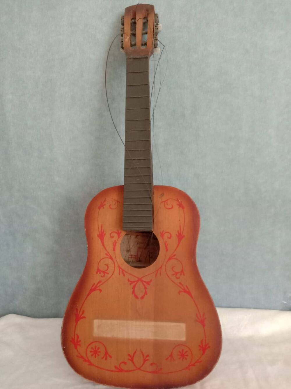 Шестиструнная гитара светло-коричневого цвета.