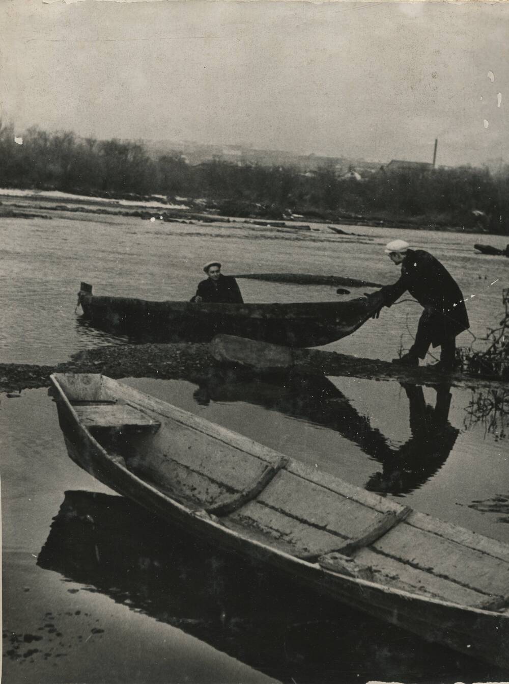 Фотография черно-белая. На реке Ия.