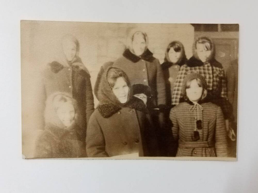 Фотография  Кирилловой Натальи В. (в центре на переднем плане), пионервожатой Копьёвской восьмилетней школы, с учащимися.