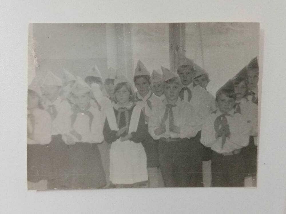 Фотография  группы пионеров Копьёвской сельской средней школы, учащихся 6 класса, на  линейке пионерской дружины имени Ю.А.Гагарина.