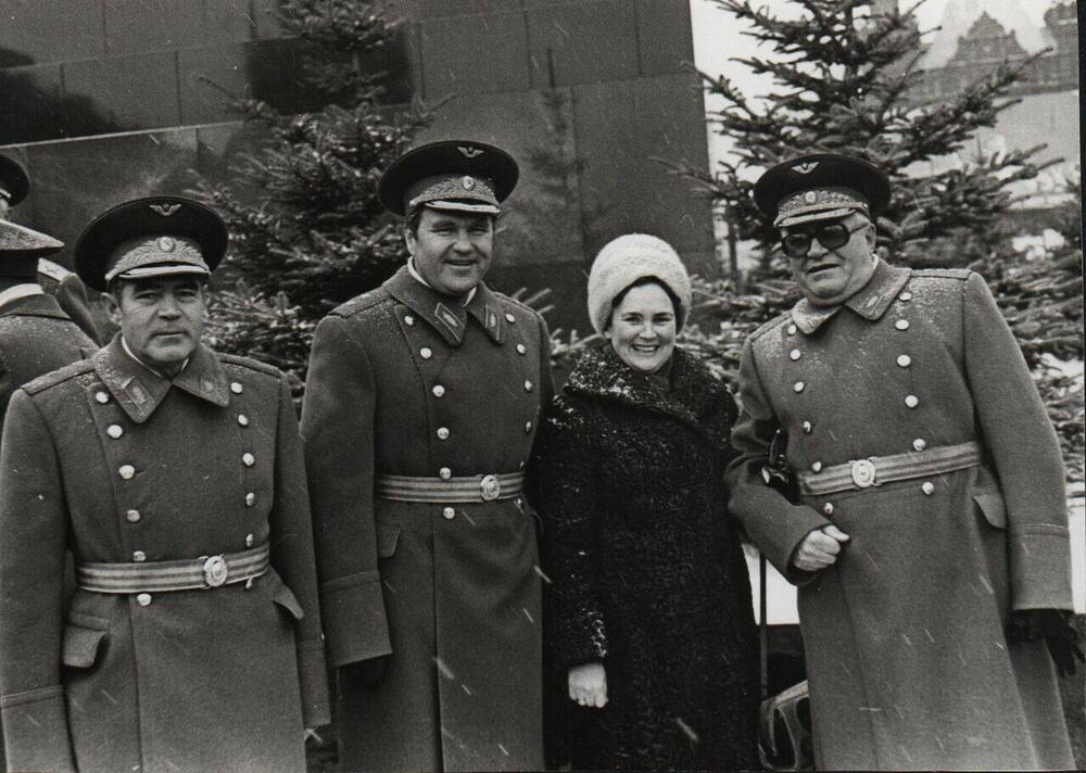 Фото. А.Г. Николаев и В.А. Шаталов на Красной площади. 1997 год