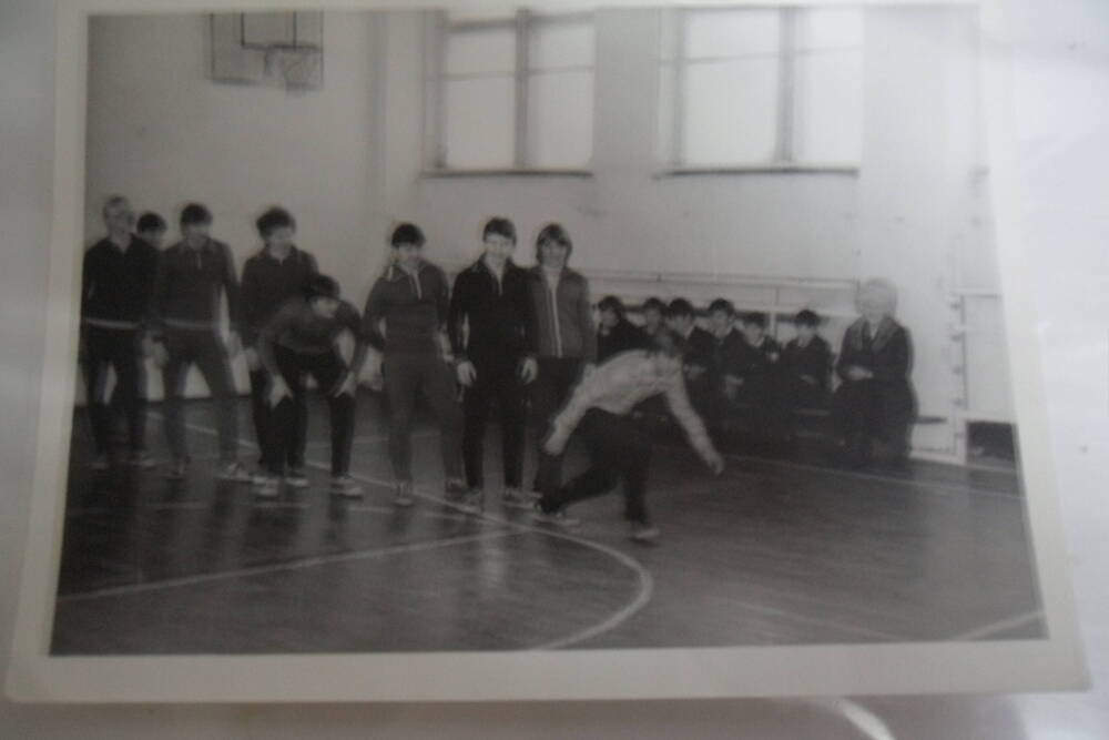 Фото сюжетное , черно-белое. Конкурс А ну-ка парни  . п. Новобурейский, 1980 годы.