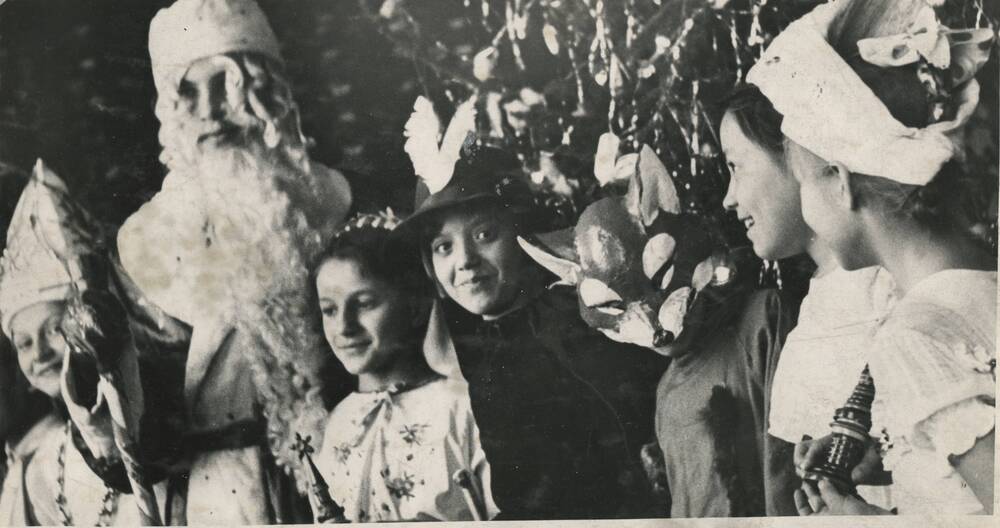 Фотография черно-белая. На Новогодней елке в Доме пионеров г.Тулуна.