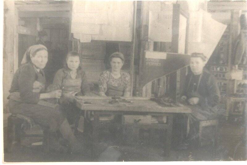 Фотография ч/б. Работницы завода. Кожевенный завод. Якутск. 1940-ые гг.