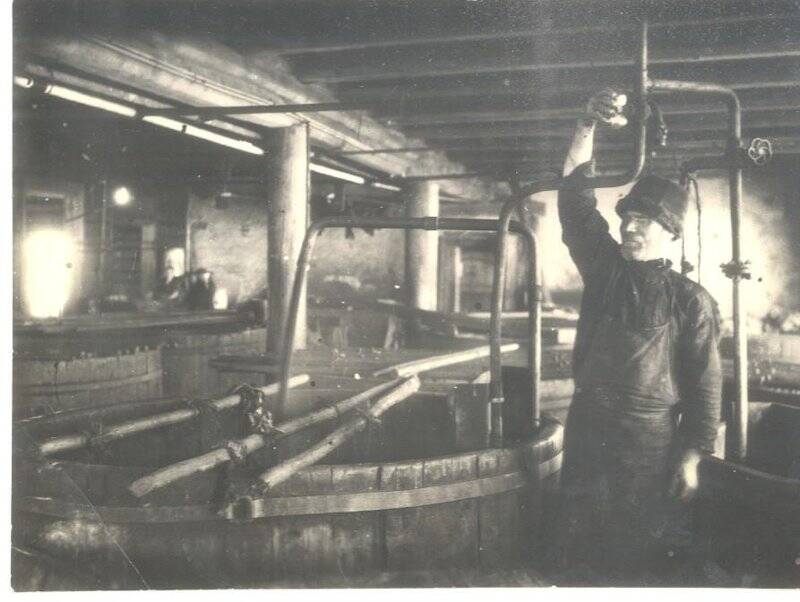 Фотография ч/б. Вид квасильного отделения. Кожевенный завод. Якутск. 1930-ые гг.