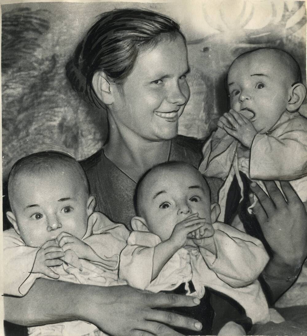 Фотография черно-белая. Близнецы Андриан, Юрий и Павел Шандренковы с мамой. Тулунский район.