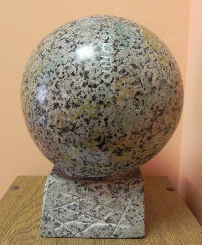 Скульптура Мяч из гранита