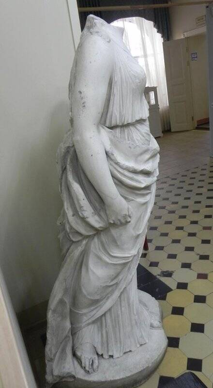 Скульптура Женская фигура в античных одеждах