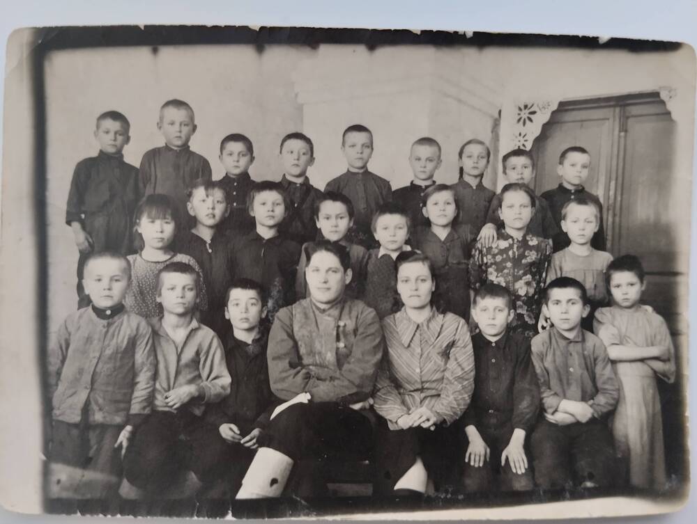 Фотография черно-белая. Групповой снимок: преподаватели и учащиеся 1 класса Троицкой школы Тасеевского района.
