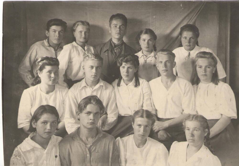 Фото. Группа комсомольцев 1946 г.