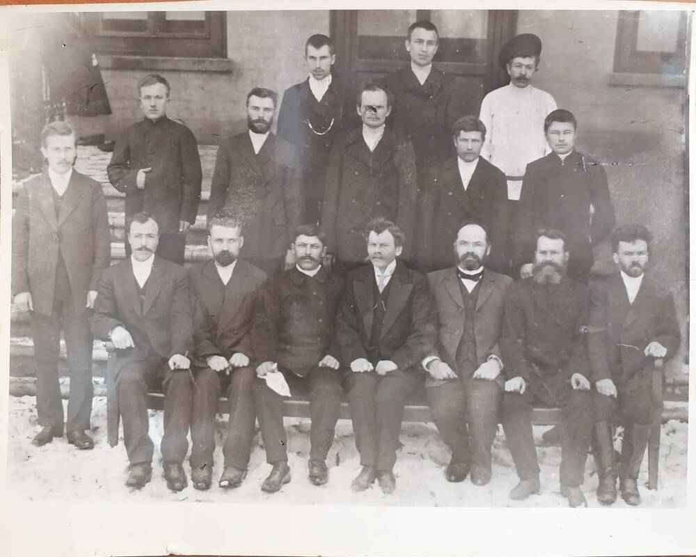 Фото служащих в  имении Орловых-Давыдовых в с.Усолье