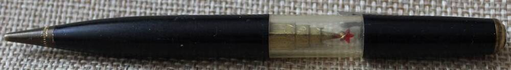 Карандаш с изображением Кремля в виде ручки чёрного цвета.