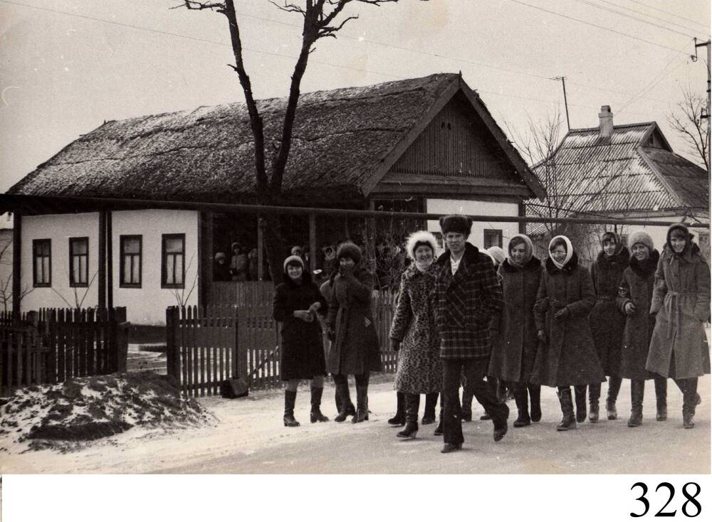 Фото чёрно-белое- экскурсия в музей уч-ся Николо-Александровской школы  1979 год.  с. Величаевское