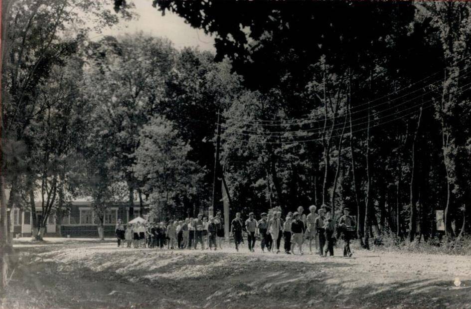 Фотография к фотогазете «Луч» колхоза «Кавказ»,  посвященной   пионерскому лагерю «Колос»