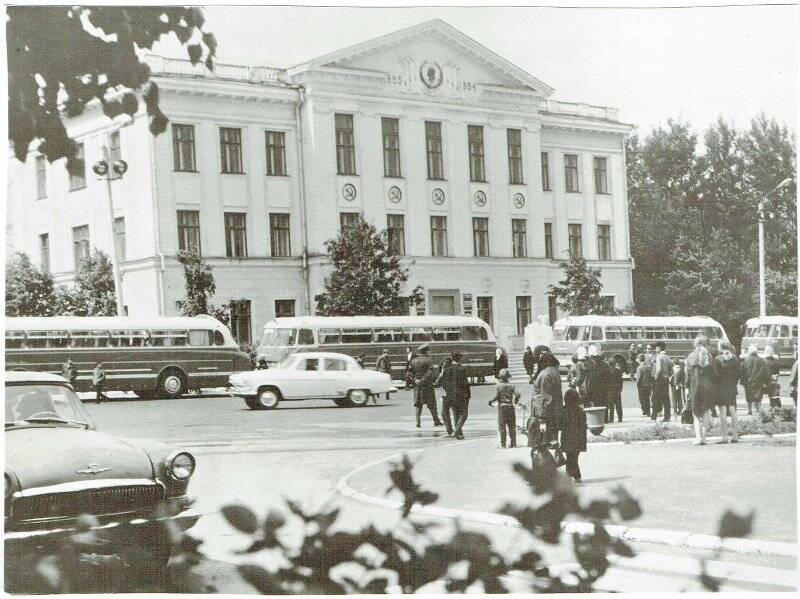 Фотография. Здание администрации, пр. Ленина, г. Лениногорск