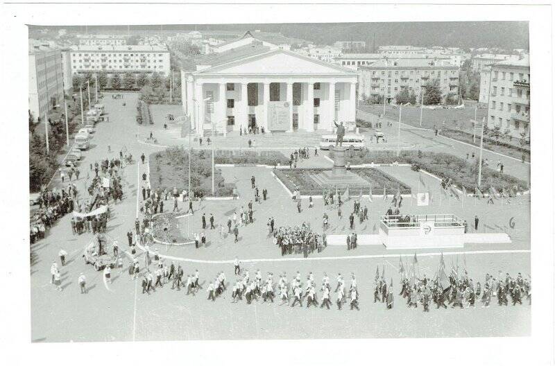 Фотография. Праздничная демонстрация на площади им. Ленина, Лениногорск 1969г