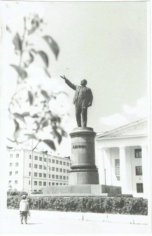 Фотография. Центральная площадь., Памятник «Призывающий вождь» г. Лениногорск, 1965г