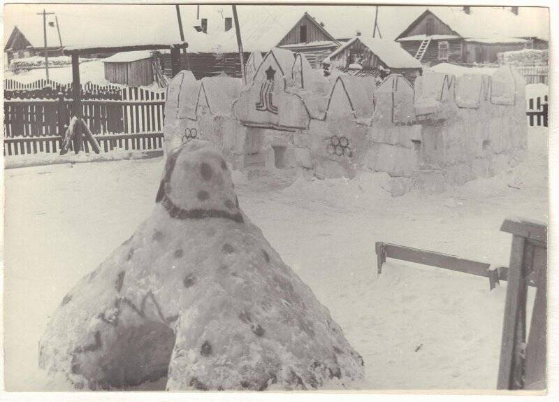 Фотография чёрно-белая Ледянные скульптуры детского сада Зайчонок села Шурышкары
