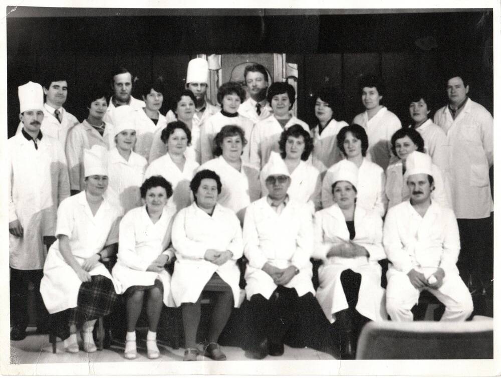 Фотография ч/б коллектива хирургического отделения Тисульской районной больницы.
1988г.