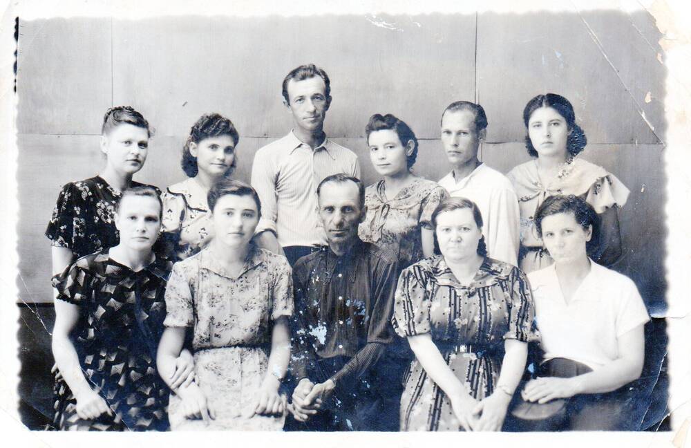 Фотография коллектива сотрудников Большеглушицкого отделения  Госбанка в 1960-е годы.