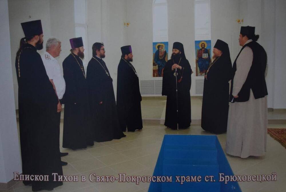 Фото цветное: Служители церкви, семь человек, среди них второй слева атаман Брюховецкий Сурмач И., третий слева священник Владимир, пятый слева священник Андрей. Третий справа – епископ Тихон.