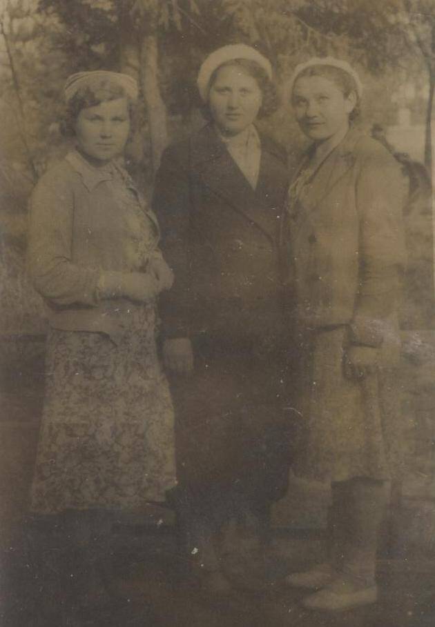 Фото черно – белое: Три девушки стоят. На обратной стороне надпись: 20 апреля 1942 год. Юля, Лида, Шура.
