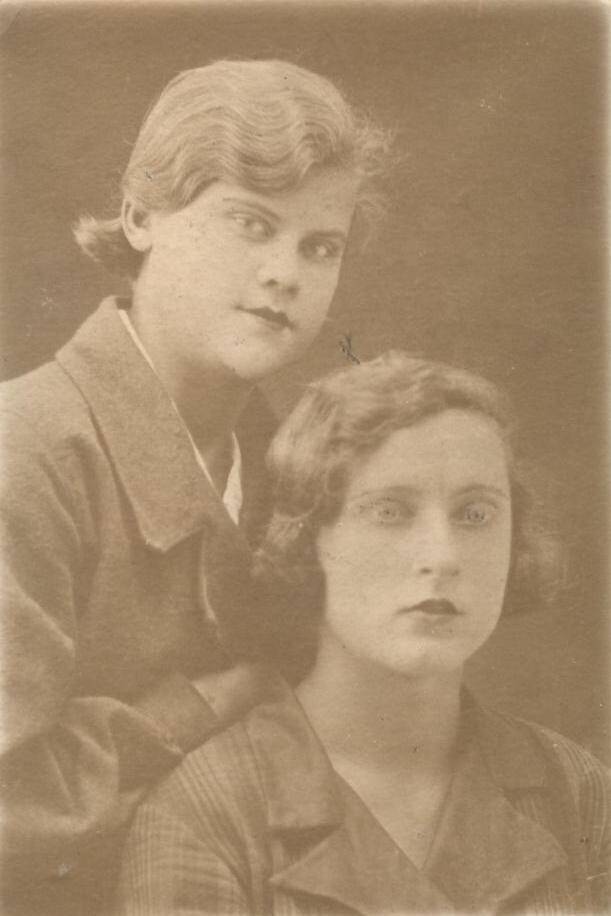Фото черно – белое: Портрет двух девушек поясной. На обратной стороне надпись: На добрую долгую  память дорогой уважаемой подруге  Клавочке от подруги Вали О.   20.08.1939г.