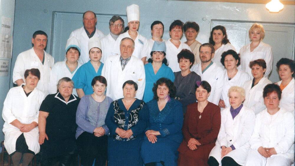 Фотография ч/б коллектива хирургического отделения Тисульской центральной районной больницы.
1990г.
