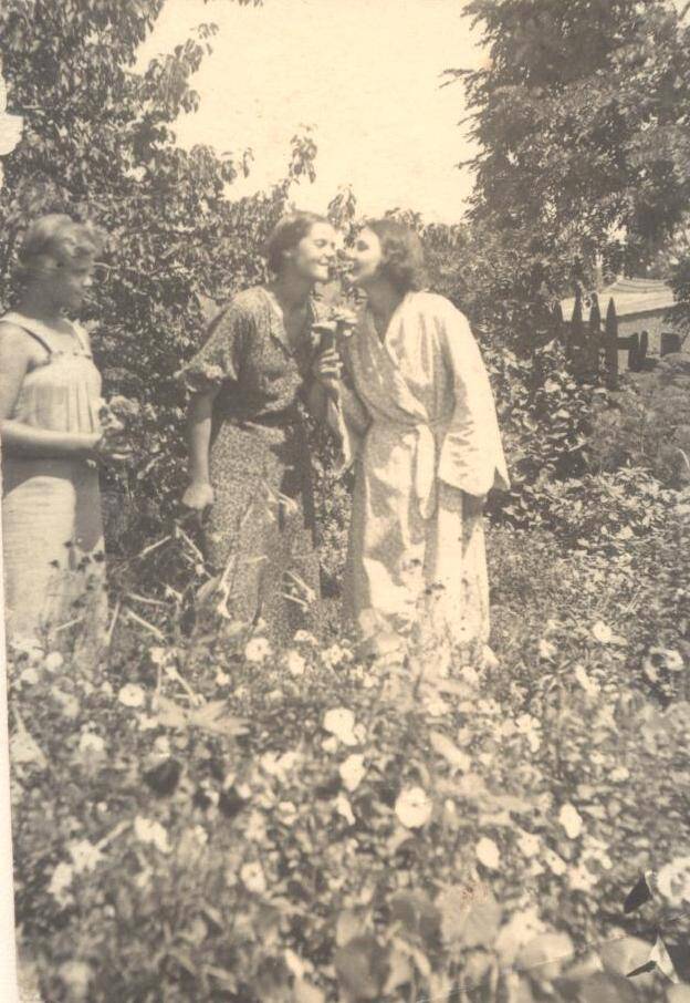 Фото черно – белое: Три девушки стоят рядом. На обратной стороне надпись: На  память Клавдии Васильевной от Валентины Дмитриевной.