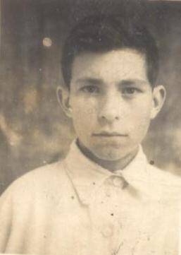 Фото черно – белое: Портрет юноши в белой рубашке. Погрудной. Надпись с обратной стороны: 28.06.1941.