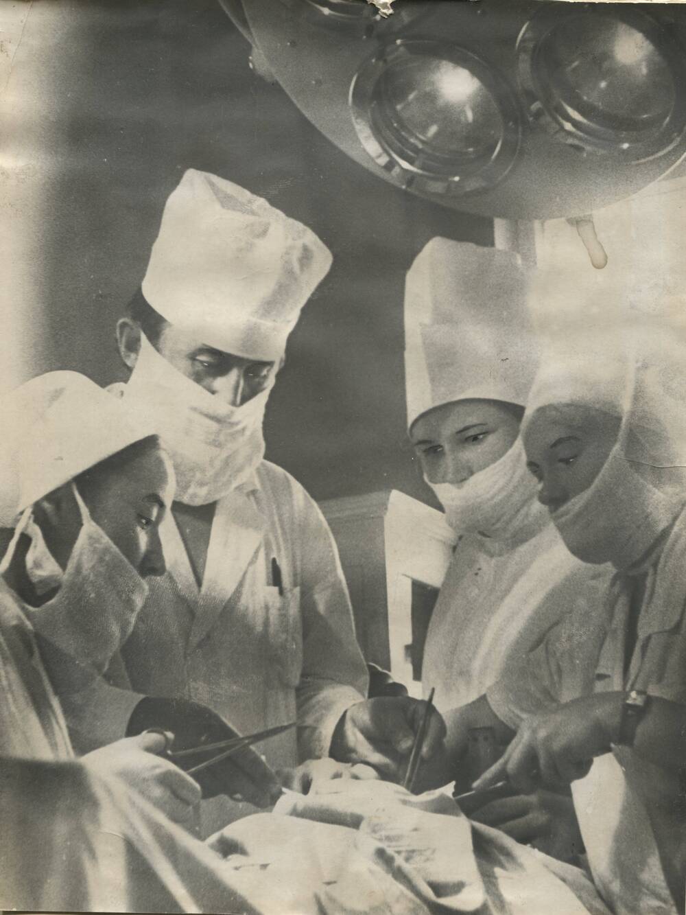 Фотография черно-белая. Ляскин Иван Яковлевич (2-й слева), хирург ЦРБ города Тулуна на операции.