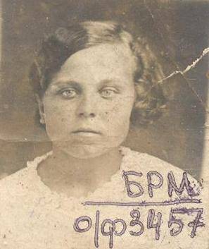 Фото черно – белое: Портрет девушки. Погрудной. Надпись с обратной стороны: На  память Клаве от Мары. 1.07.40г.