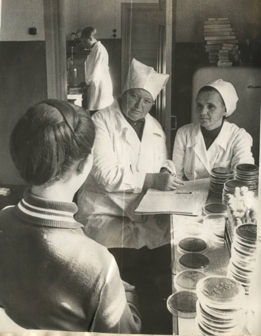 Фотография черно-белая. Л.Мурашкина и З.Богданова (слева направо), лаборанты-бактериологи  бактериологической лаборатории санитарно-эпидемиологической станции, город Тулун.
